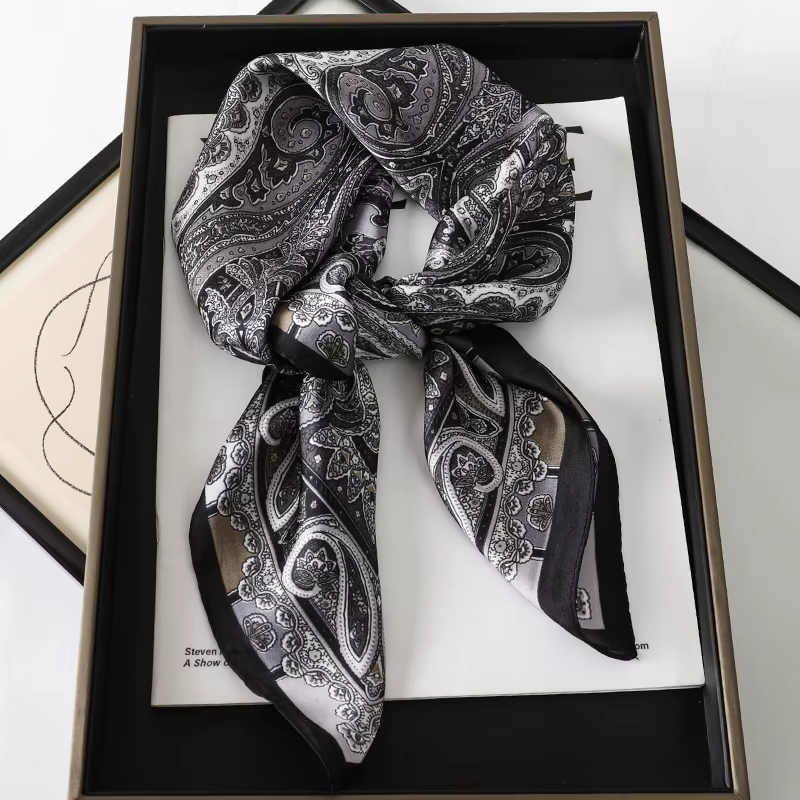 Châle Carré en Satin à Imprimé Floral pour Femme
