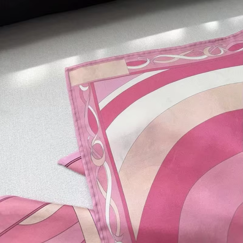 Foulard rose pour femme au design tendance avec logo signature de créateur