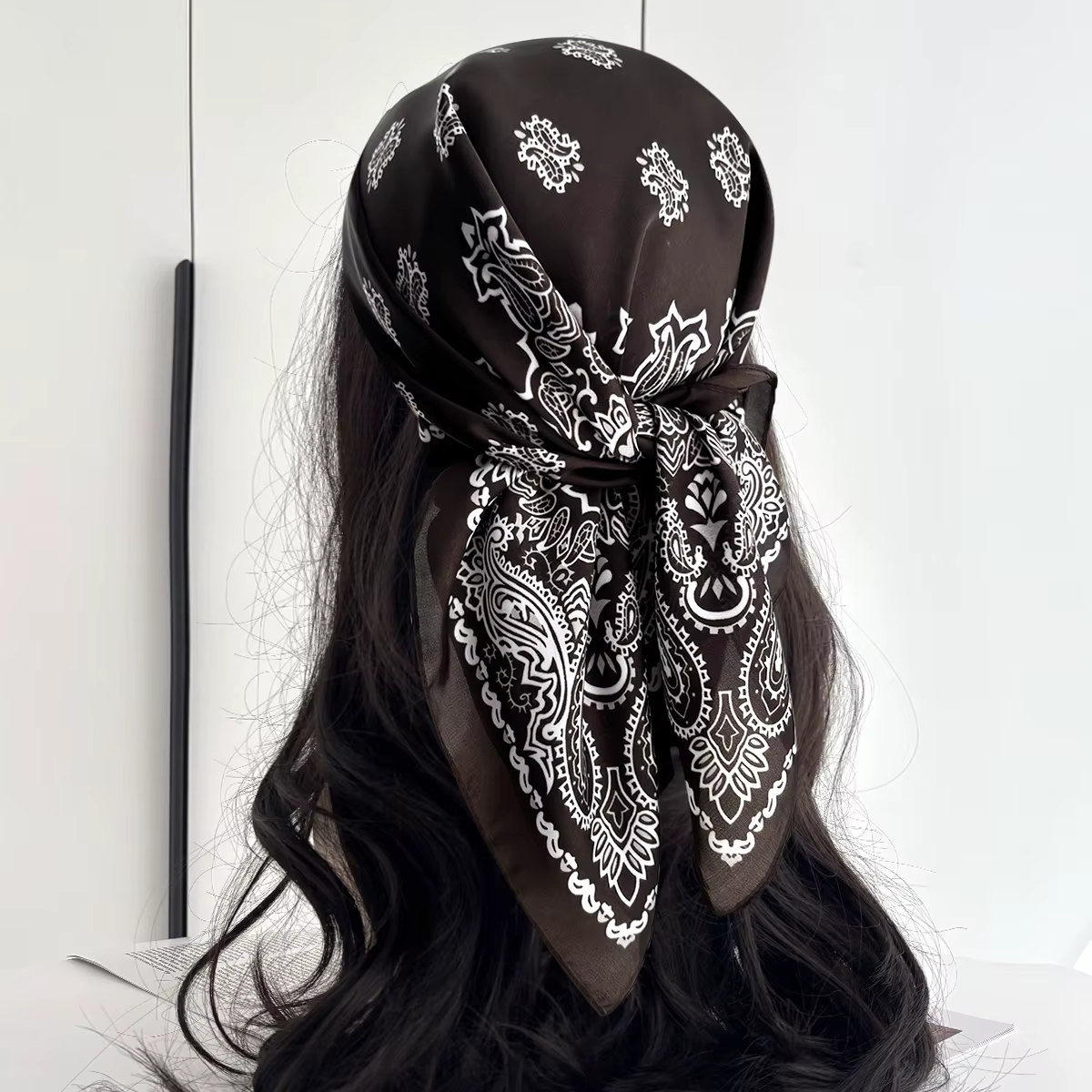 Foulard carré rétro en soie satinée à motif cachemire pour femme