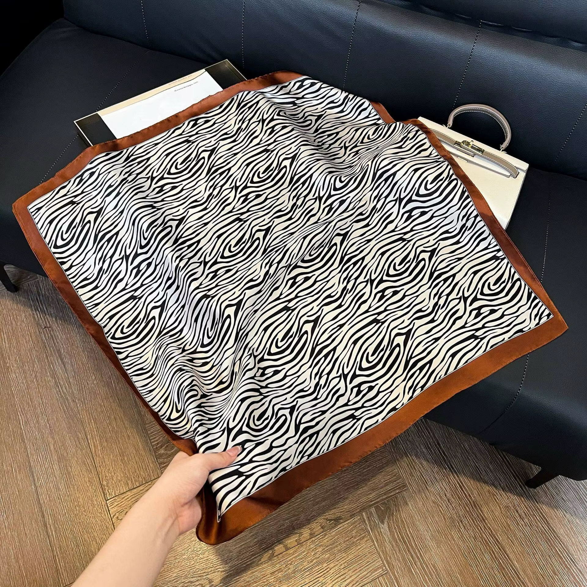 Nouveau foulard carré léopard 70x70