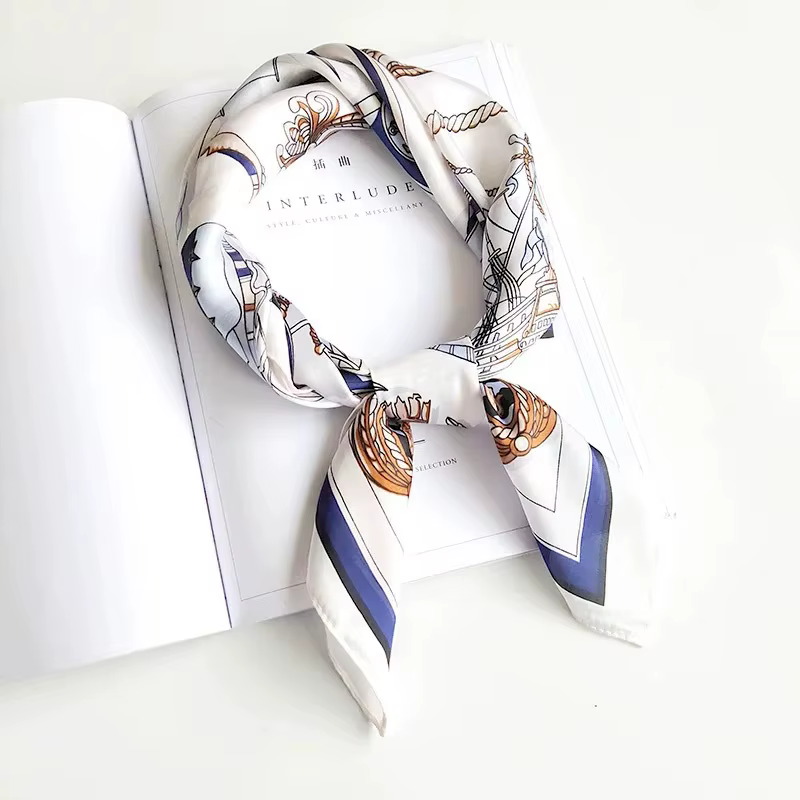 Foulard carré en satin de soie doux 53 cm