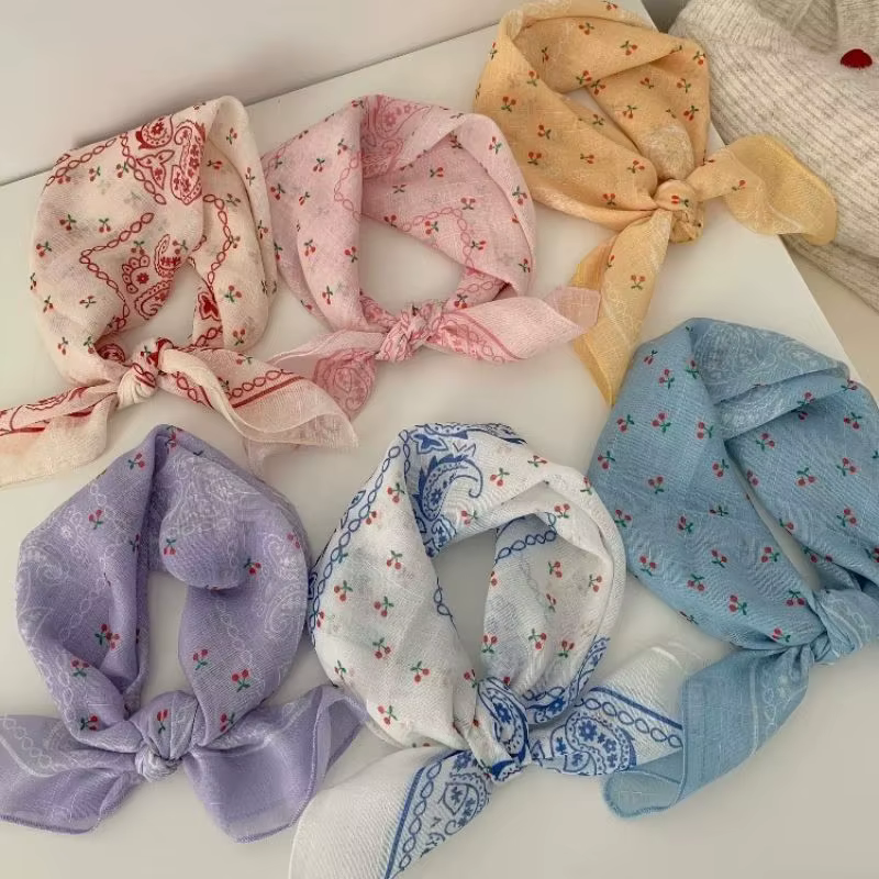 Foulard carré imprimé cerises pour femme