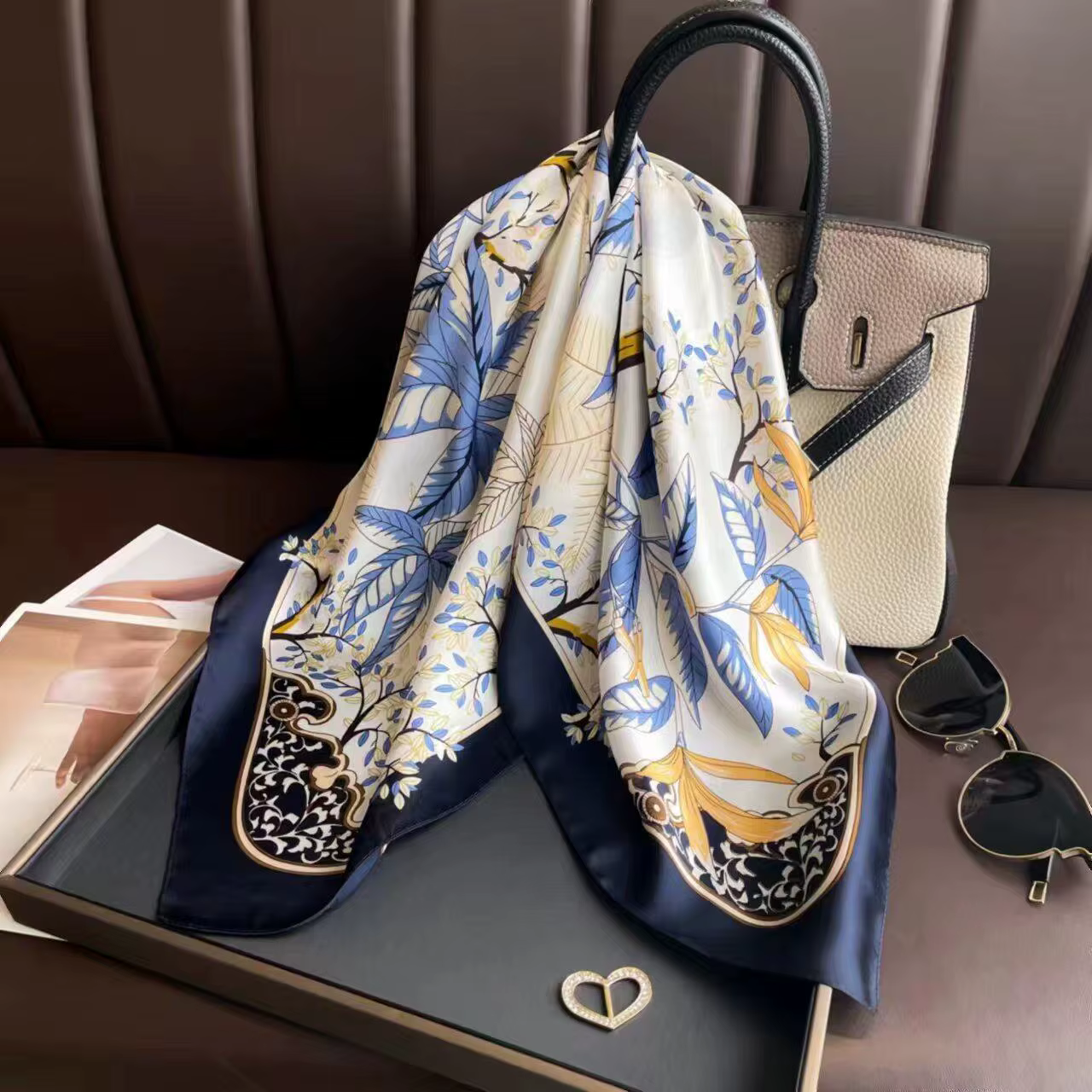 Une écharpe carrée à motif floral en une couleur