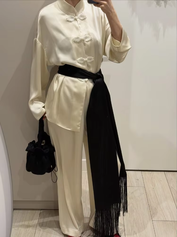 Écharpe en satin à franges et pompons pour femme