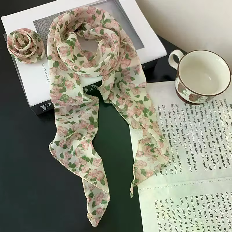 Écharpe florale en mousseline de soie avec décor de roses