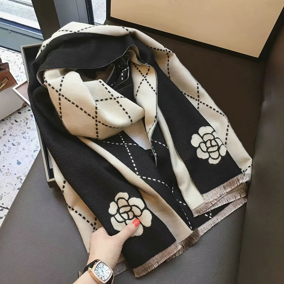 Écharpe Jacquard camélia géométrique élégante