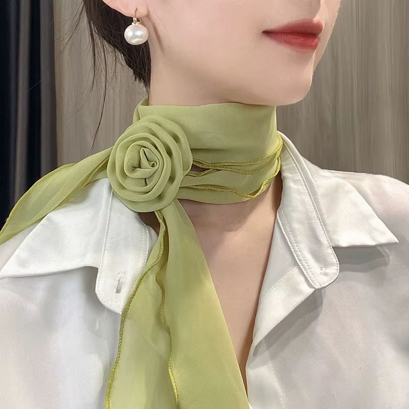 Foulard en soie au design rose élégant
