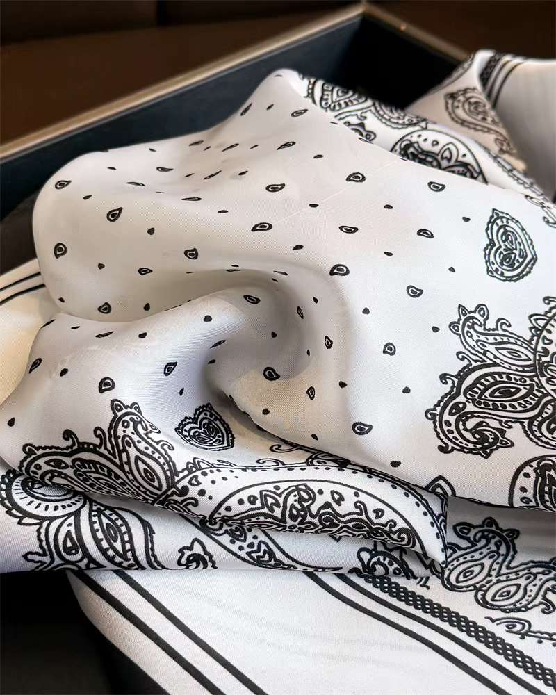 Foulard en soie noir imprimé de luxe pour femme