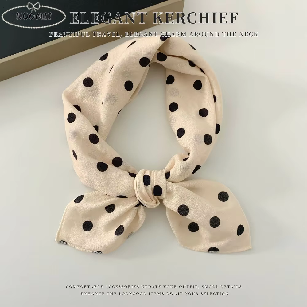 Petit foulard carré en soie imprimé motif fleur de cerisier