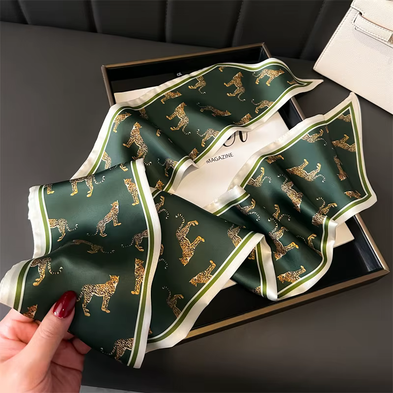 Foulard De Cou En Soie Imprime Cheval Pour Femme