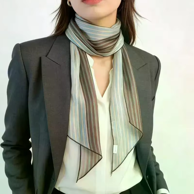 Écharpe en soie rayée pour femme