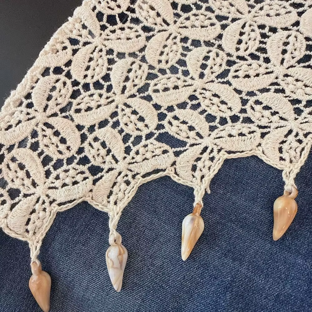 Écharpe triangulaire tricotée à pompons style bohème