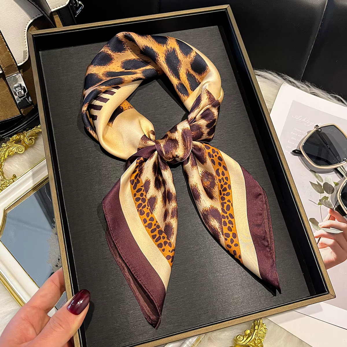 Foulard carré en soie satinée imprimé léopard 70 cm pour femme – Écharpe de créateur