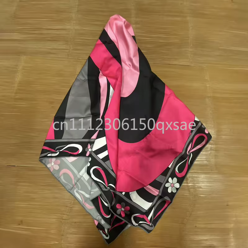 Écharpe en soie noire pour femme avec logo signature