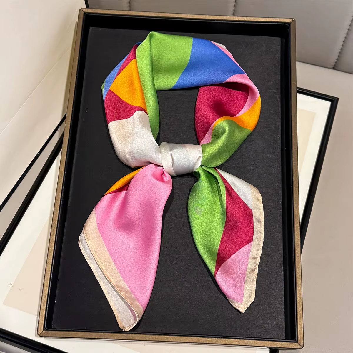 Foulard carré en soie à blocs de couleur géométriques pour femme