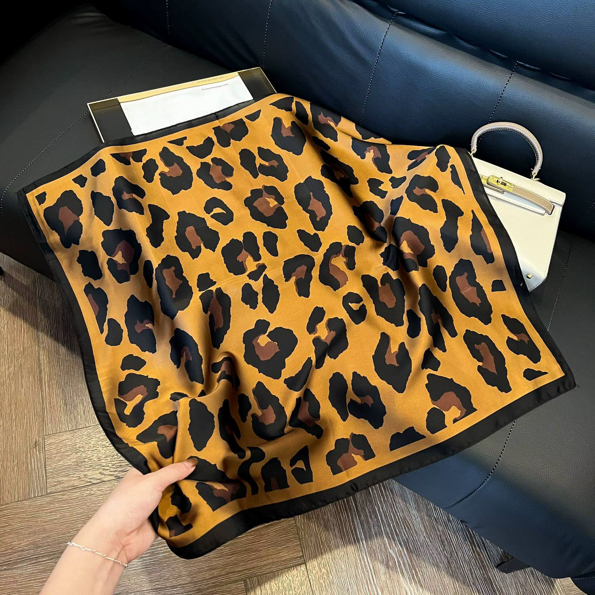 Nouveau foulard carré léopard 70x70