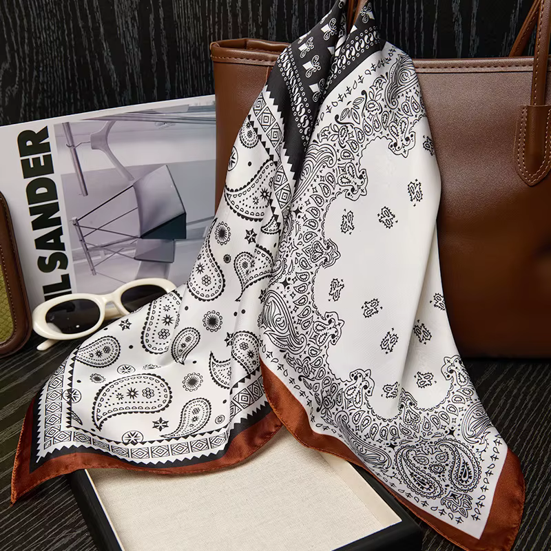 Foulard carré en soie 70 cm pour femme