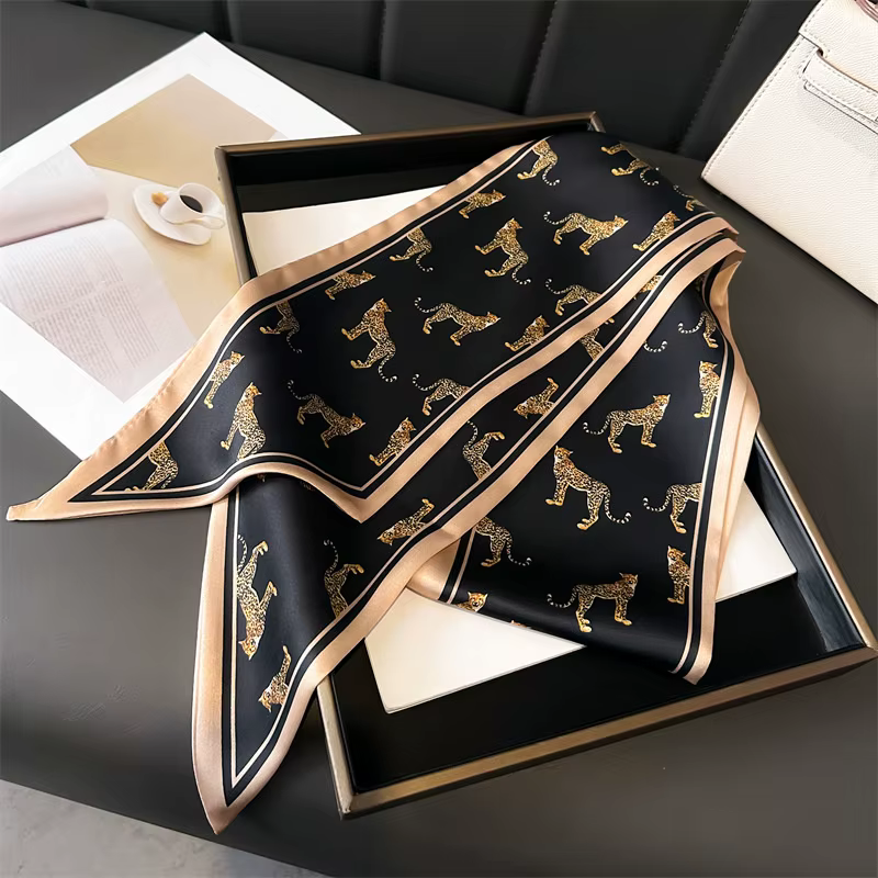Foulard De Cou En Soie Imprime Cheval Pour Femme