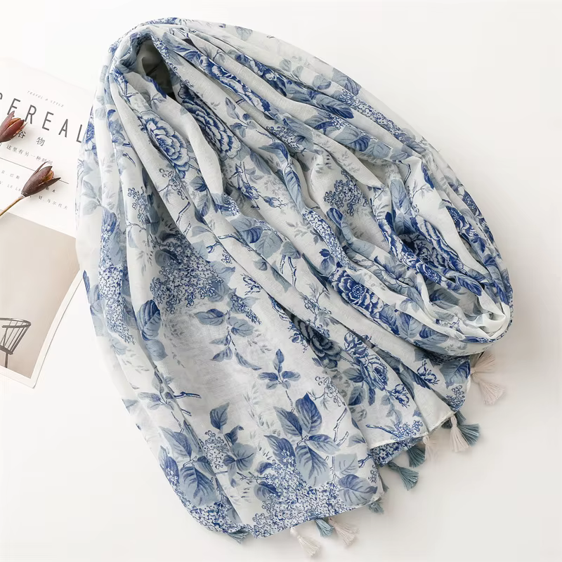 Classique bleu fleur imprimé écharpe élégant gland châle décontracté coupe-vent tête enveloppement Hijab crème solaire voyage serviette de plage pour les femmes