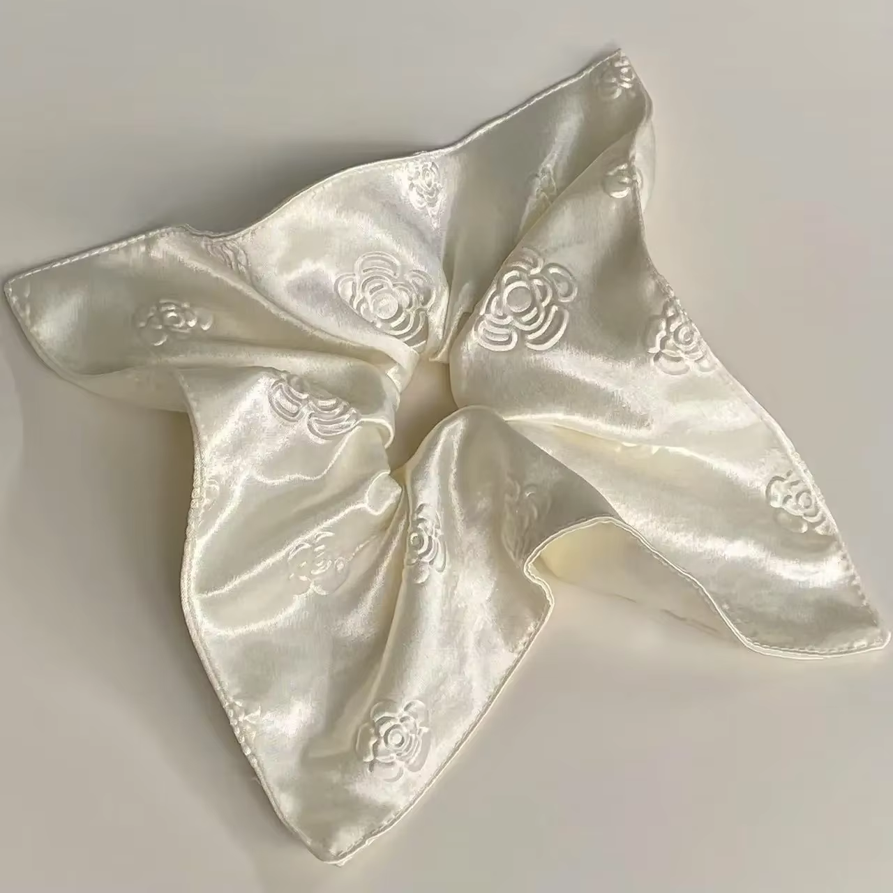 Écharpe carrée en satin blanc crème camélia haut de gamme
