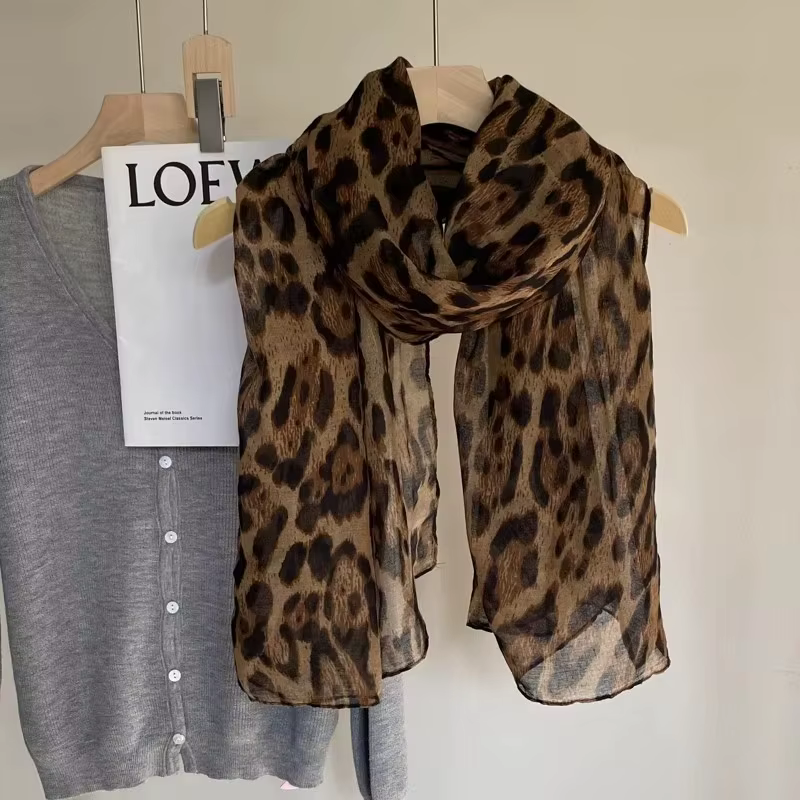 Écharpe vintage en mousseline de soie à imprimé léopard pour femme