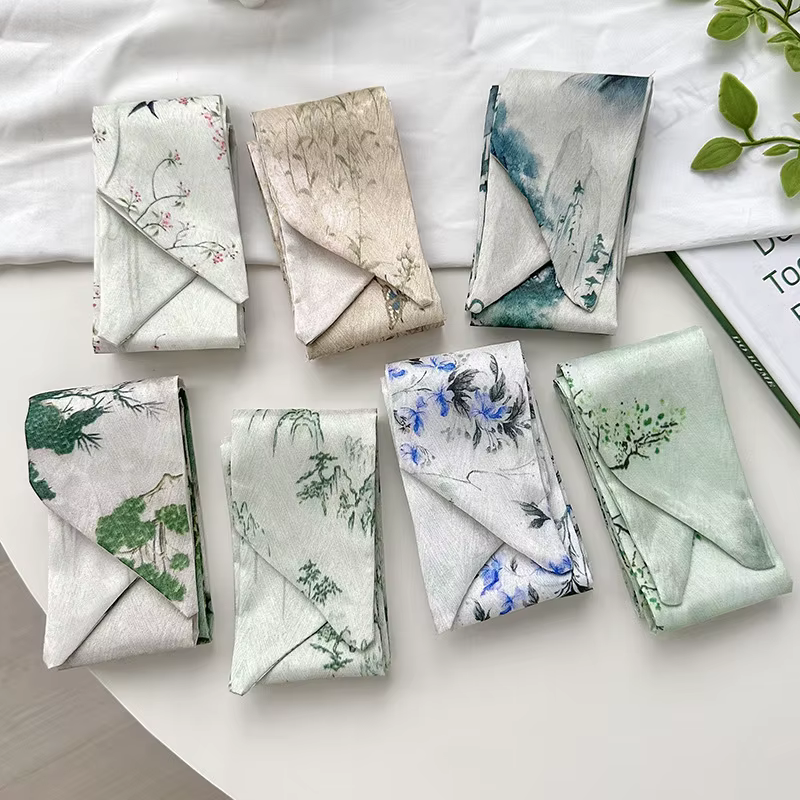 Foulard en soie minimaliste avec nœud