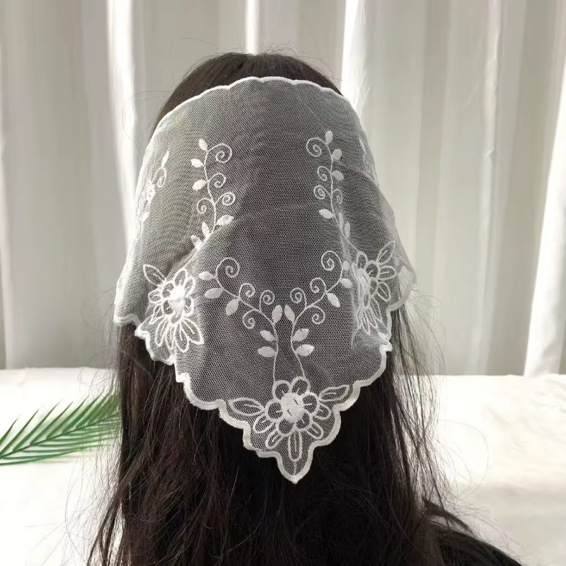 Foulard triangulaire en dentelle