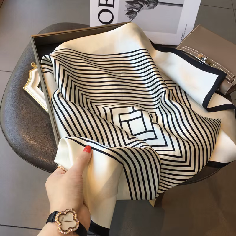 Foulard en soie à rayures simples et élégantes
