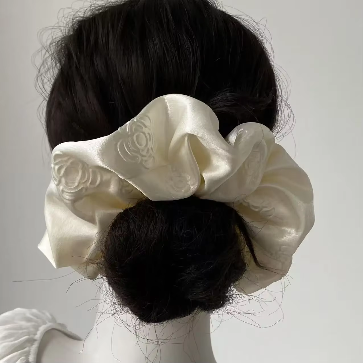 Écharpe carrée en satin blanc crème camélia haut de gamme