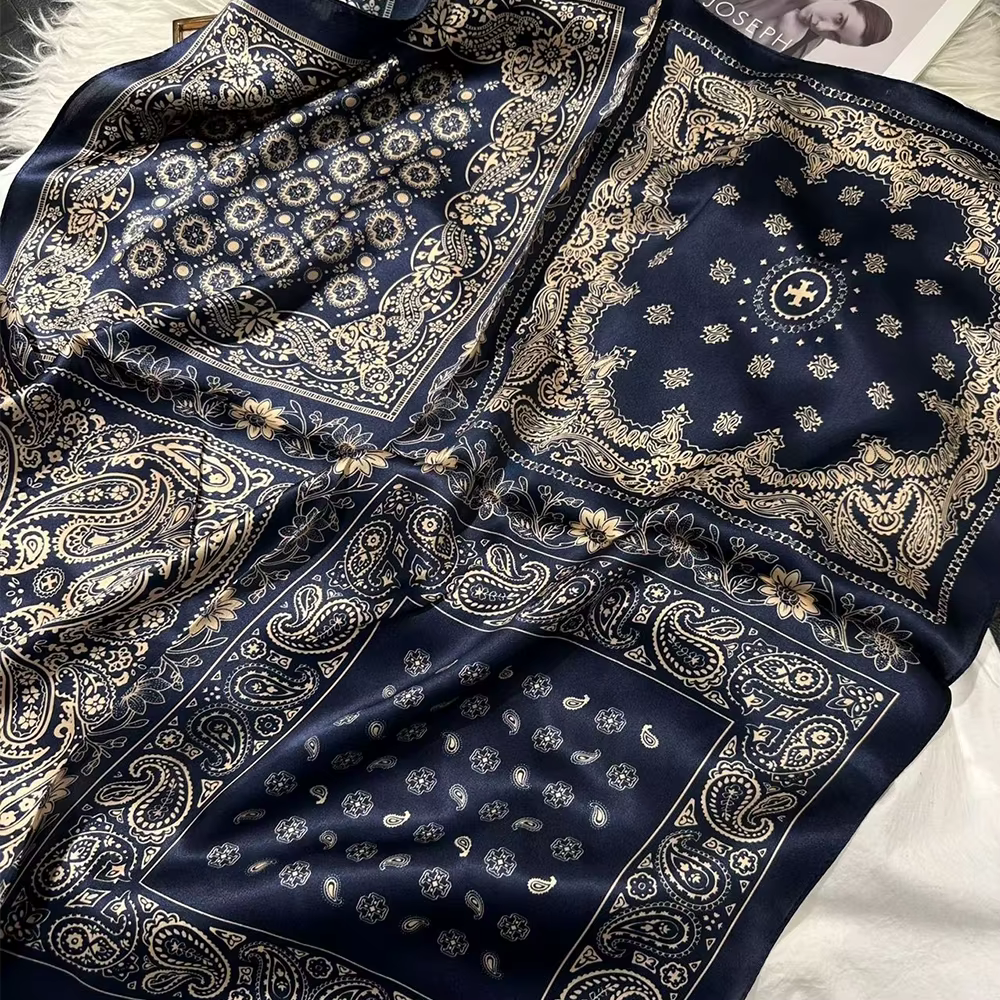 Foulard carré rétro en soie bleu marine