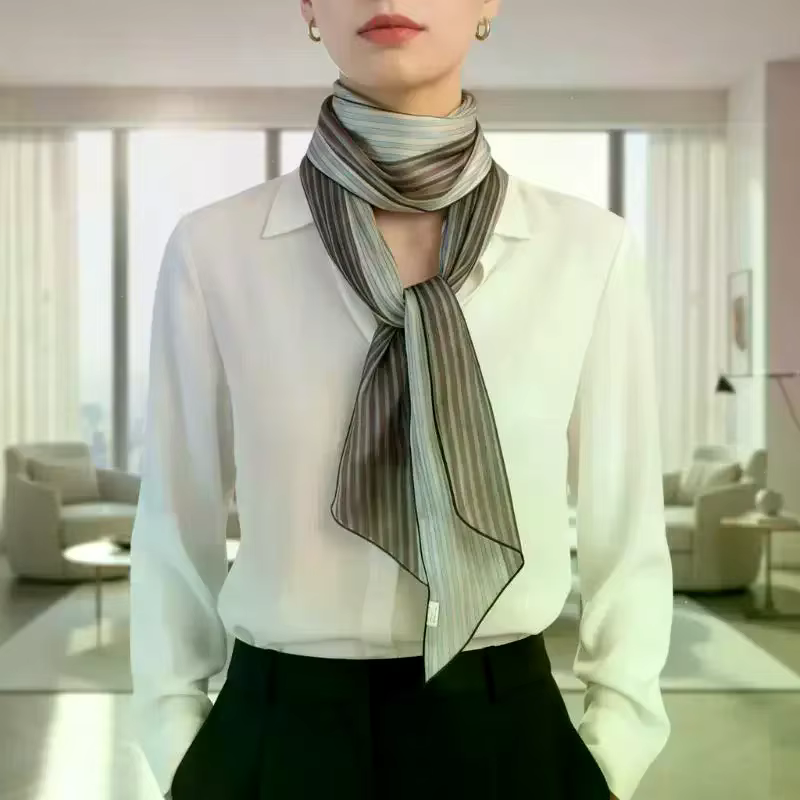 Écharpe en soie rayée pour femme