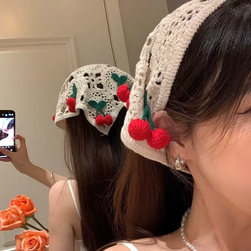 Foulard chic avec fleurs au crochet et bandeau triangle cerise de style français