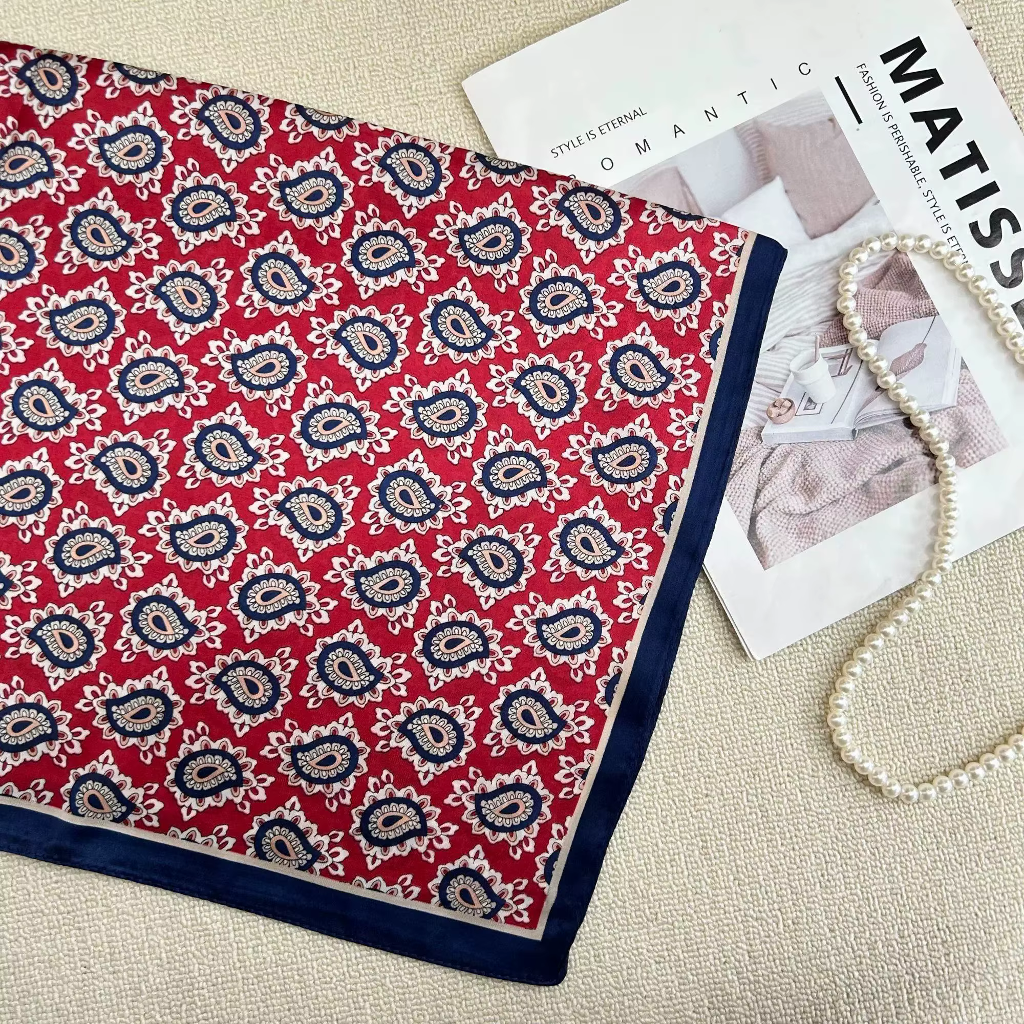 Une écharpe carrée avec motif de cajou muté