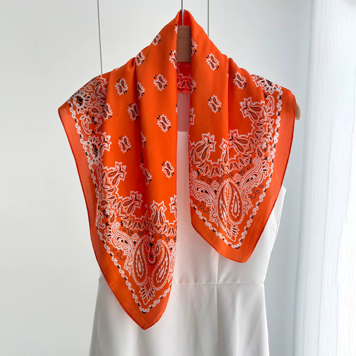 Foulard carré rétro en soie satinée à motif cachemire pour femme