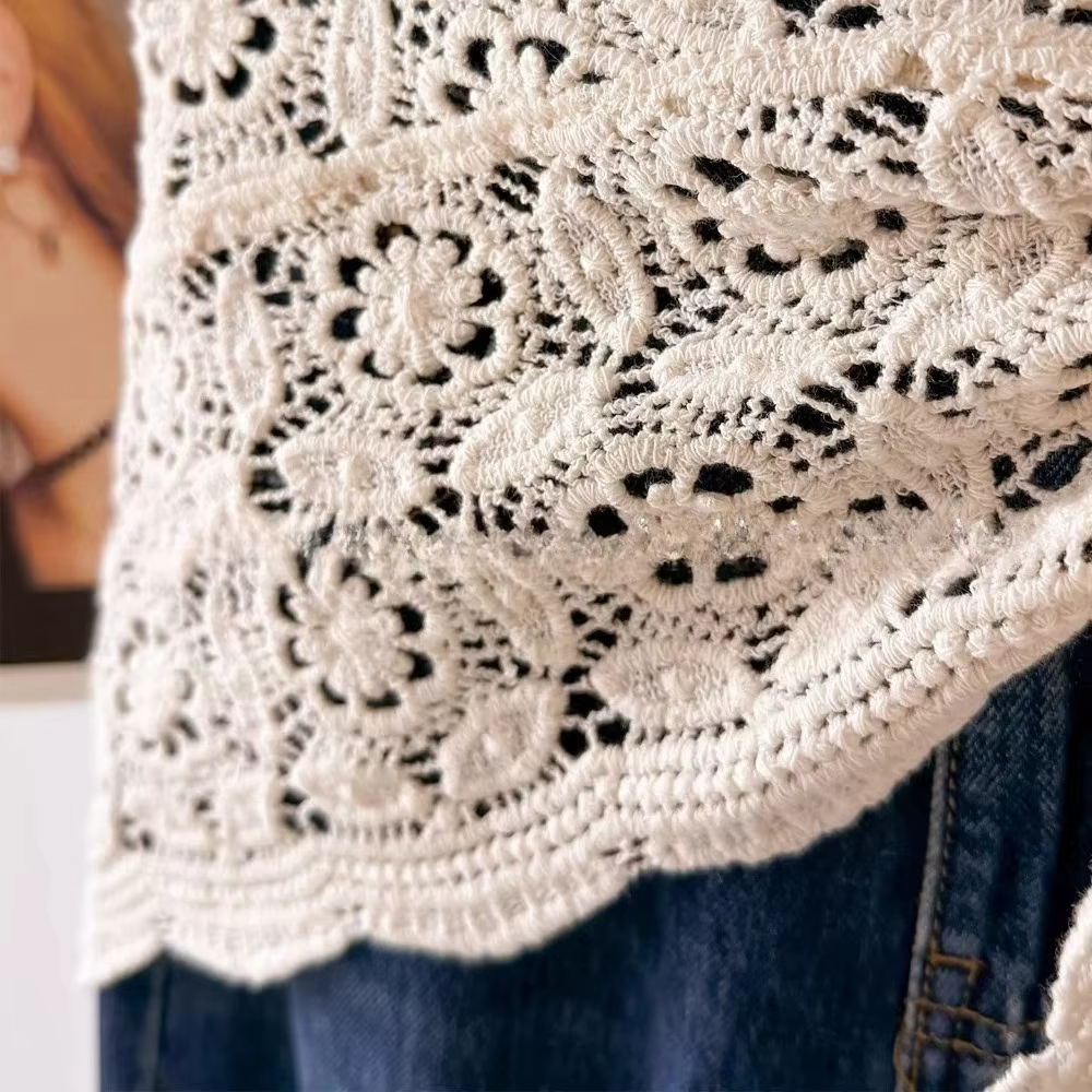 Châle triangulaire ajouré au crochet