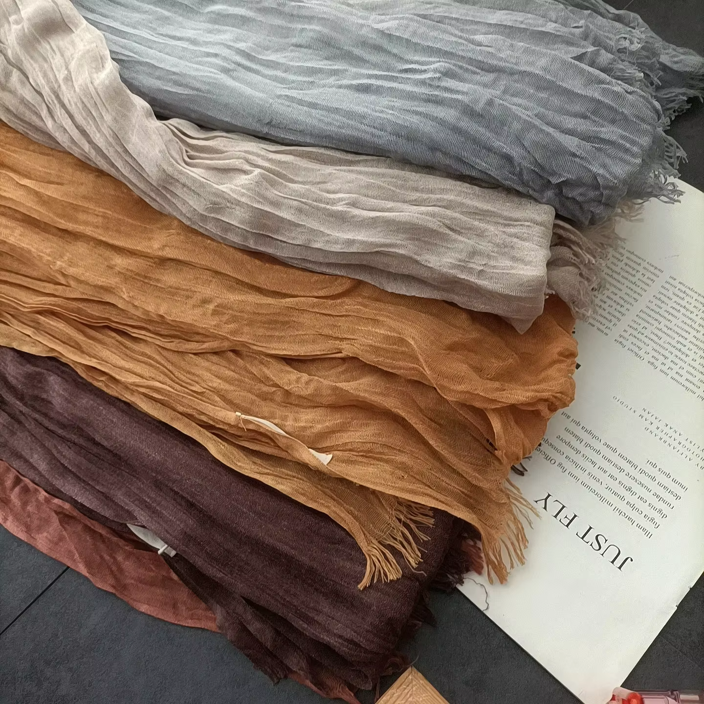 Écharpe pour femme à texture littéraire
