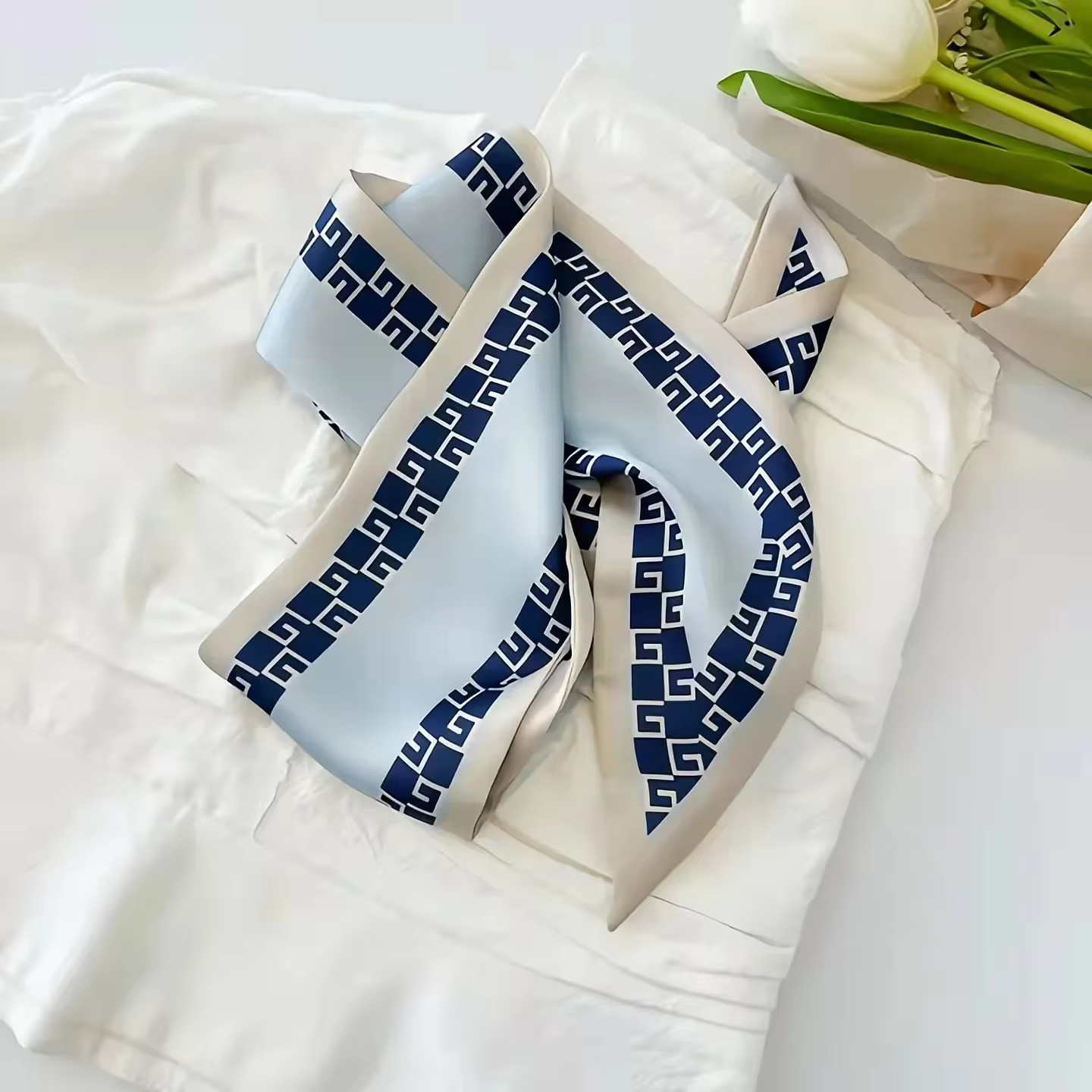 Écharpe en soie de haute qualité de couleur bleu clair pour femme