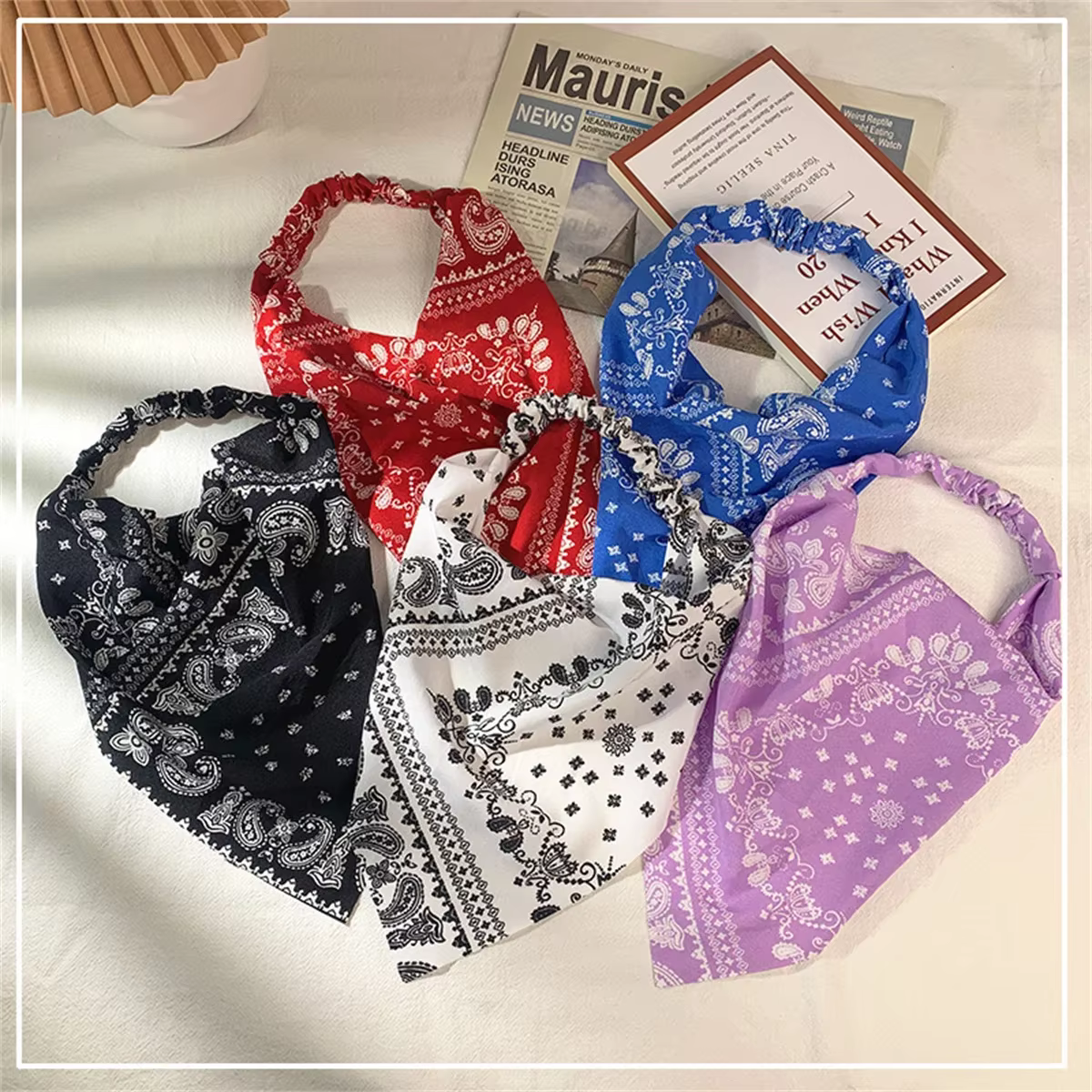 Une écharpe rétro net rouge nouveau bandeau tissu femmes triangle