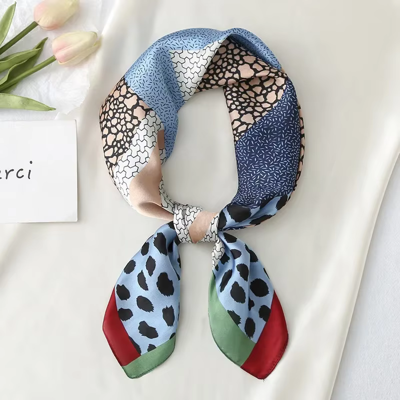 Élégant foulard en soie imprimé léopard pour femme