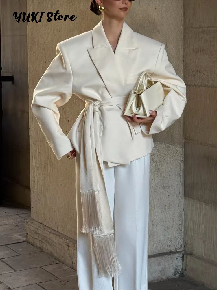 Écharpe en satin à franges et pompons pour femme