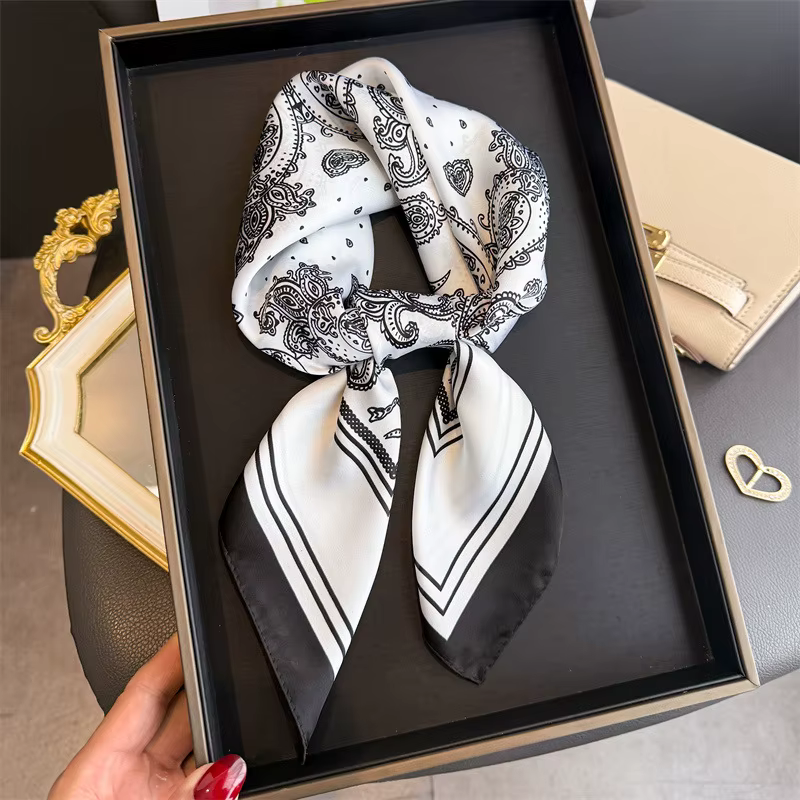 Foulard en soie noir imprimé de luxe pour femme