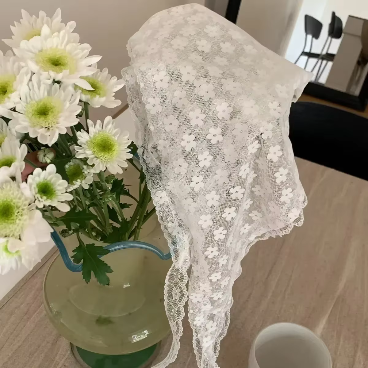 Écharpe triangulaire en dentelle élégante pour femmes