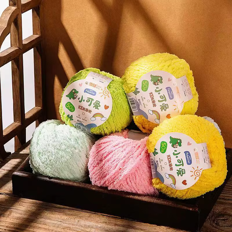 Boule de fil à tricoter faite à la main, poupée courte mignonne en peluche, fil à tricoter, pince à cheveux, écharpe, boule de fil d'amour, fil de coton au Crochet