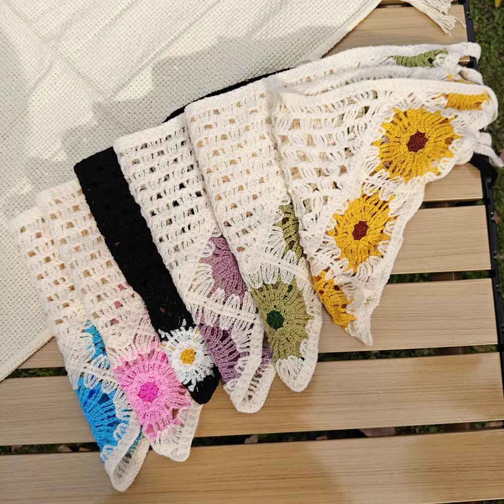 Foulard triangulaire en crochet à fleurs