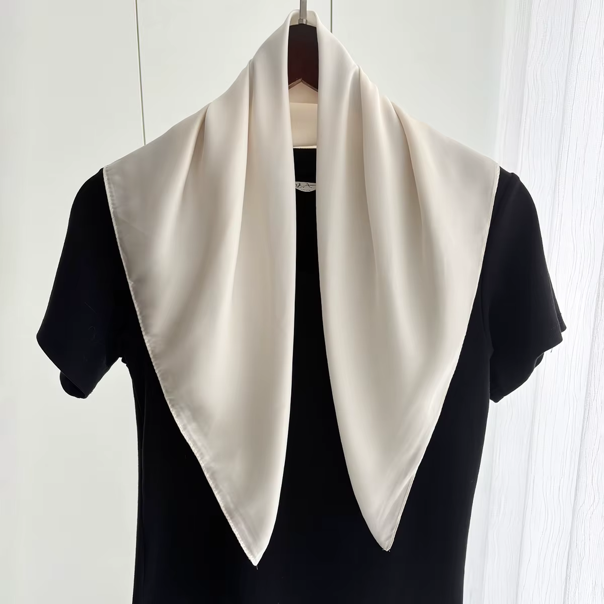 Petit foulard carré en Satin doux de 70cm