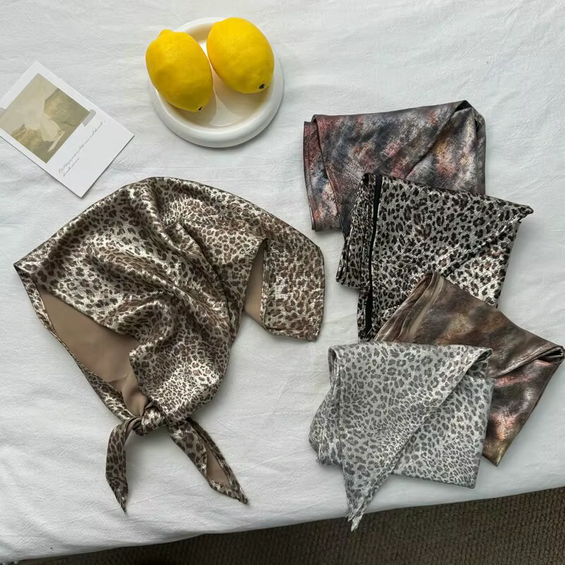 Écharpe triangulaire imprimée léopard épicée pour femmes : légère