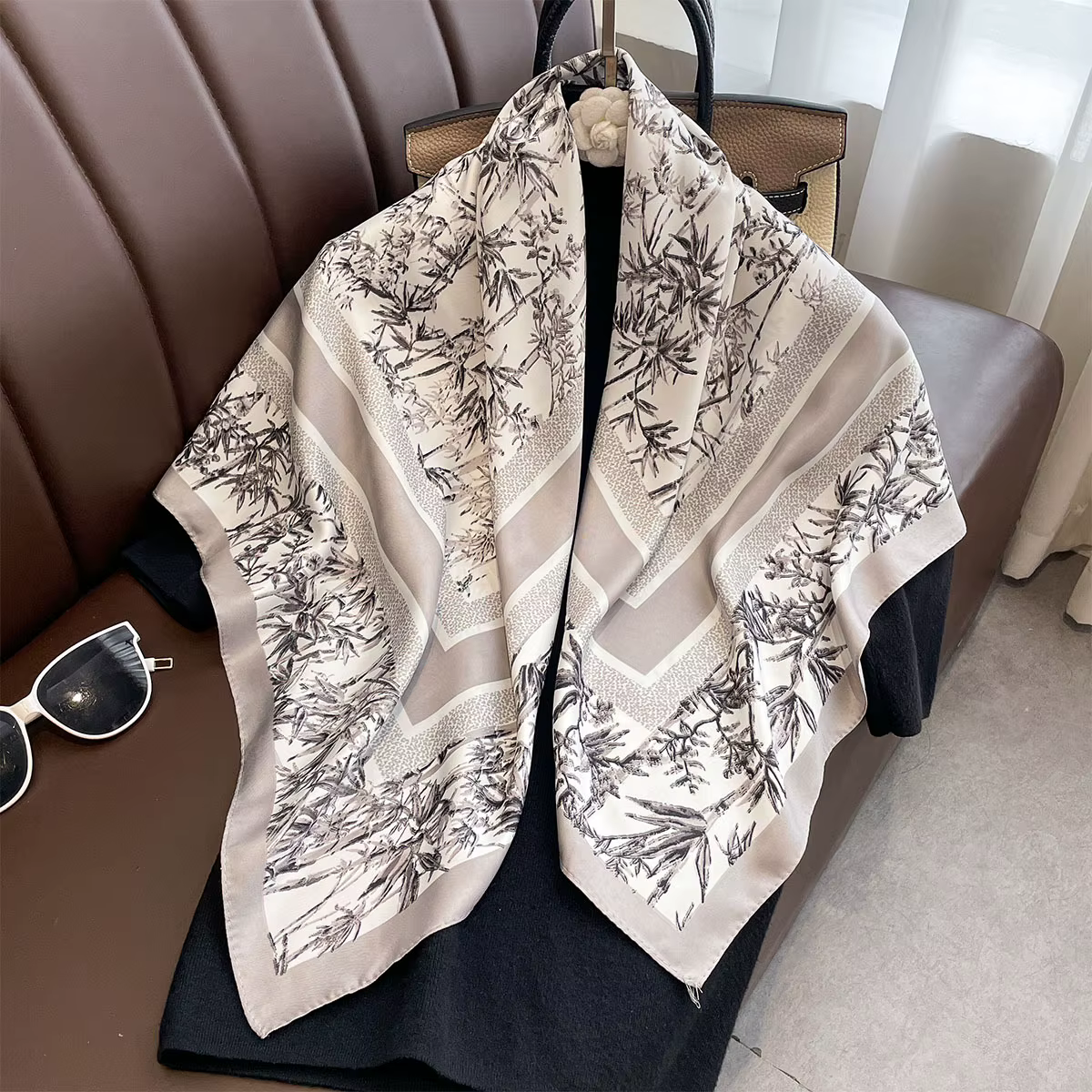 Foulard carré de luxe en soie pour femmes