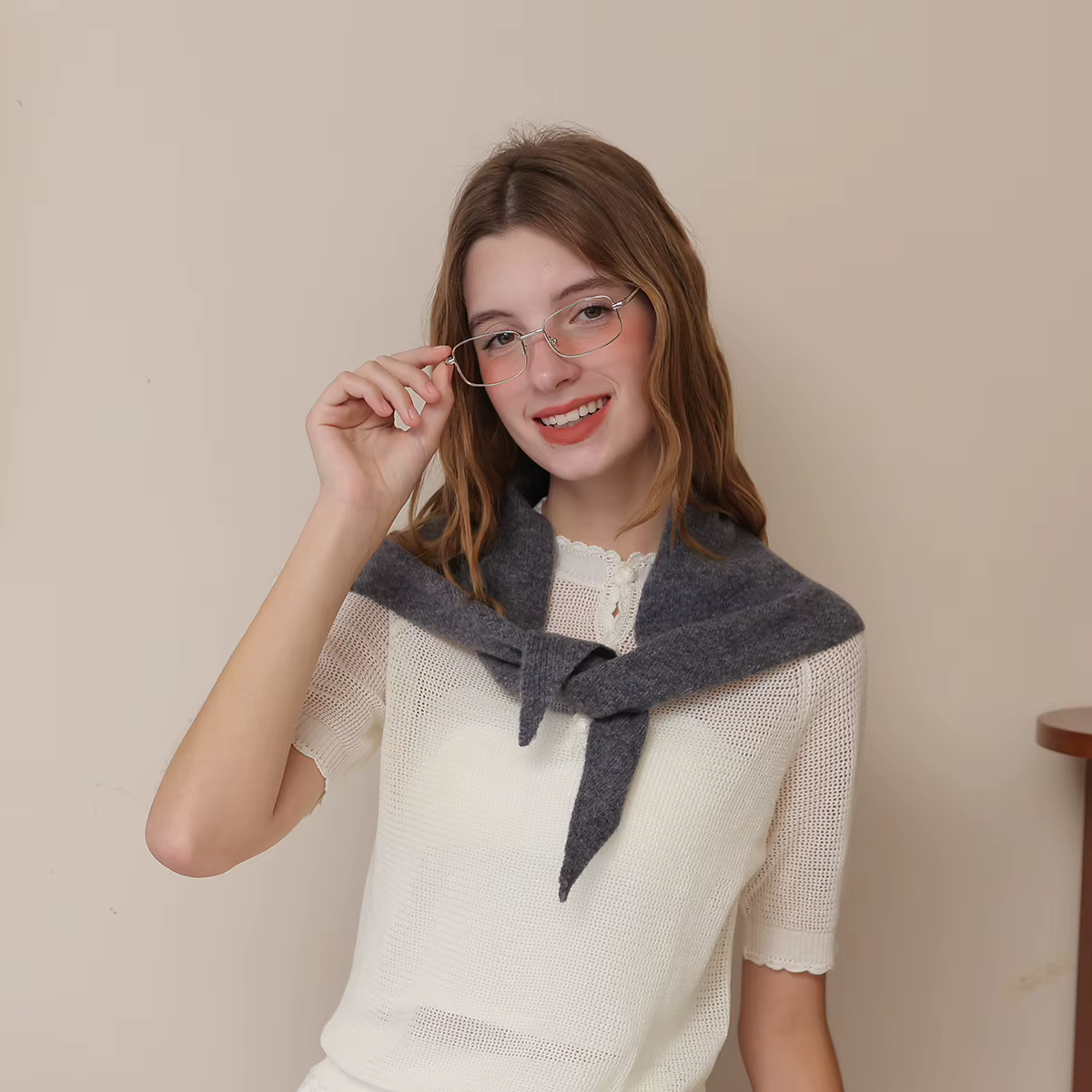Une écharpe triangulaire tricotée en laine de couleur unie pour femme