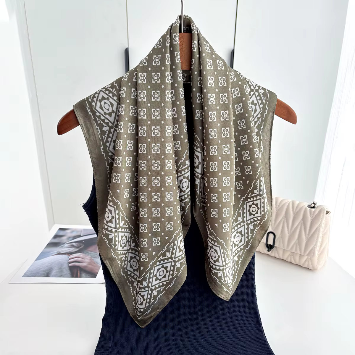Foulards carrés en soie imitation pour femme