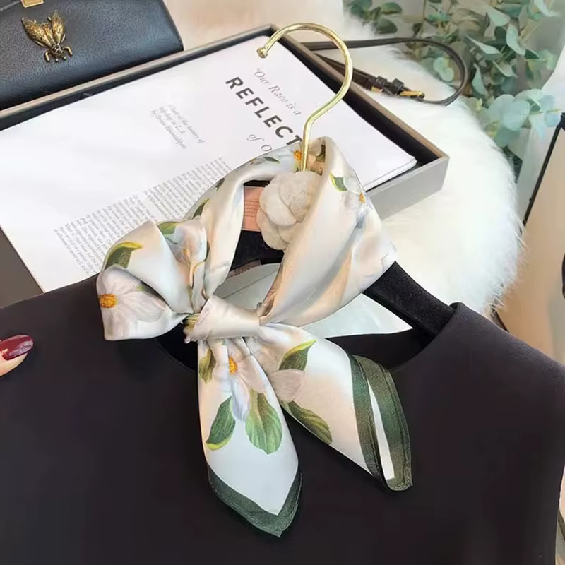 Foulard carré en soie polyvalent pour femmes